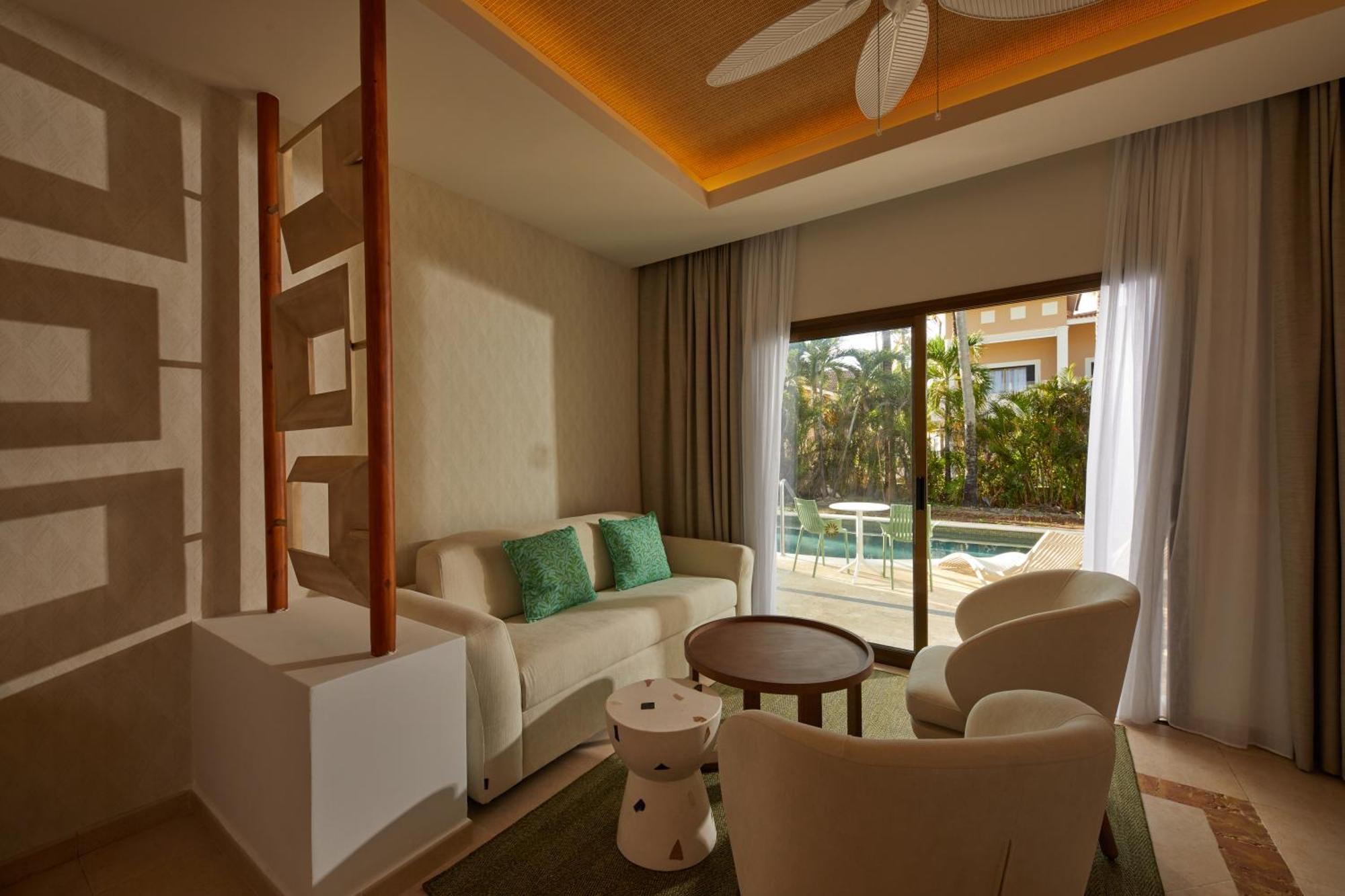 Suite Junior Premium individual con 2 camas dobles y acceso directo a la piscina